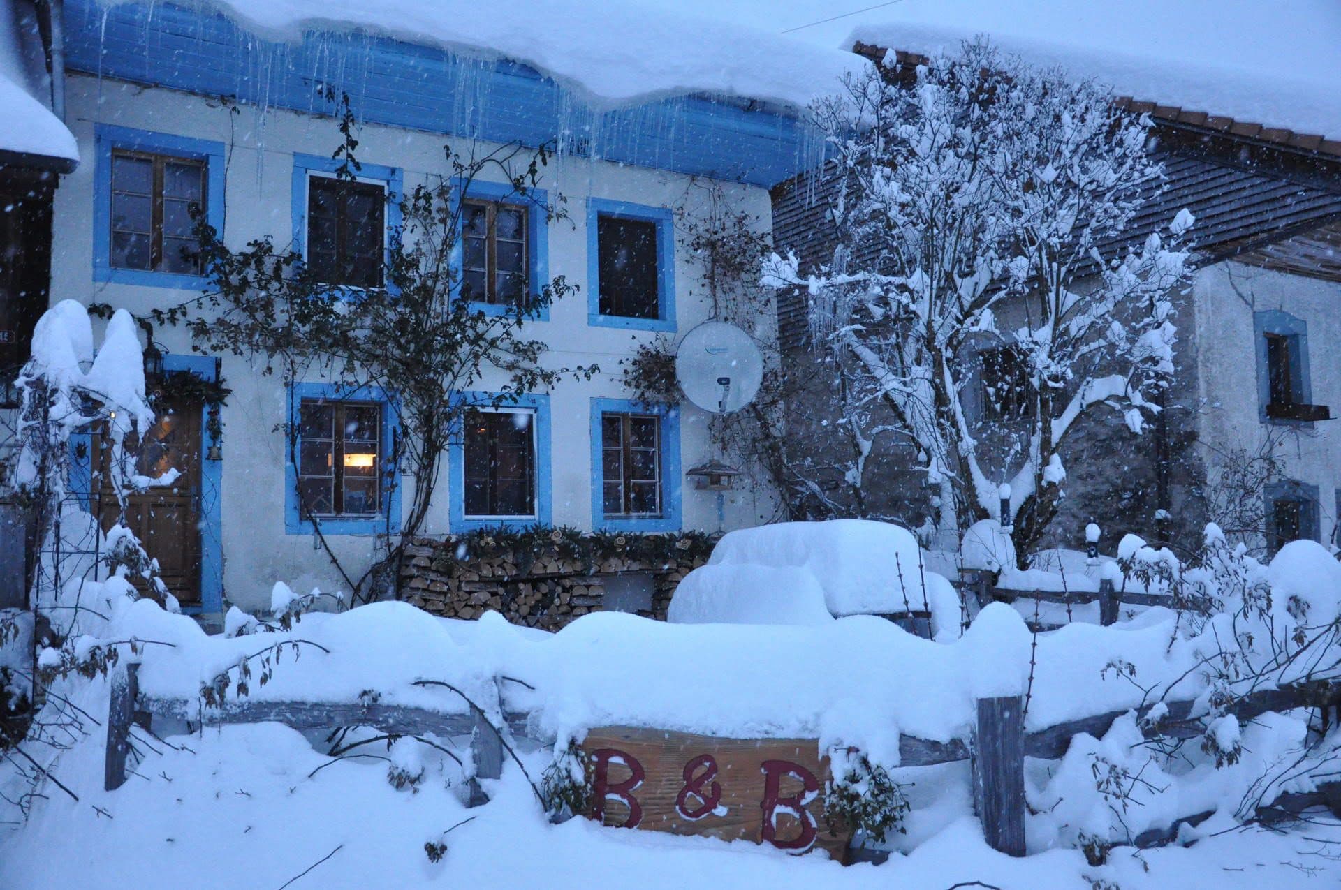 III. Volets bleus, neige fraîche