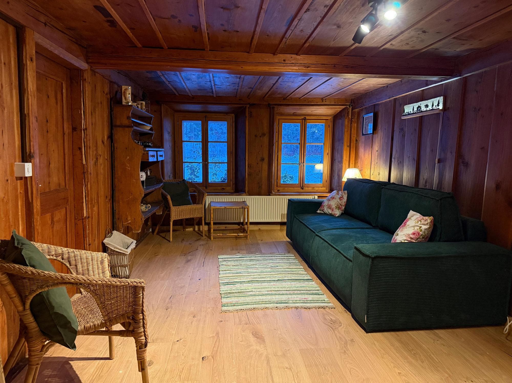 Salon en mezzanine avec poutres apparentes